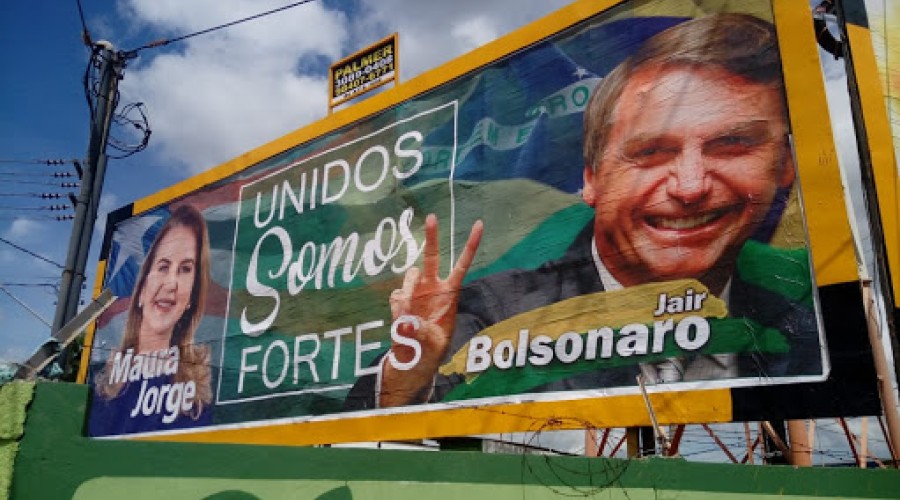 Procuradoria denuncia Maura Jorge por outdoor ao lado de Bolsonaro