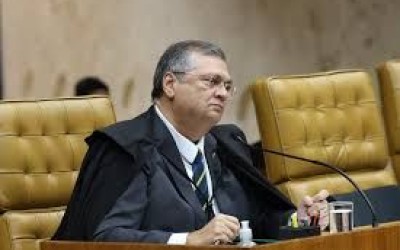 Dino relata ameaça de funcionária de companhia aérea por atuação no STF