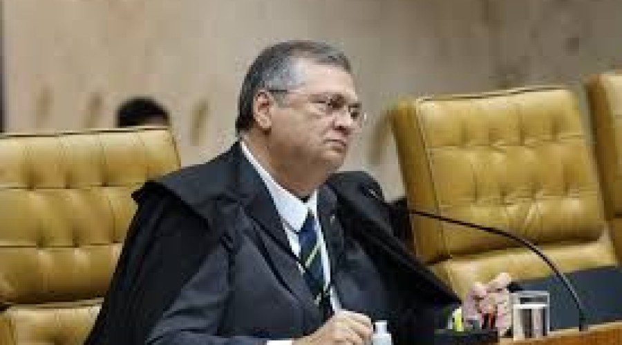 Dino relata ameaça de funcionária de companhia aérea por atuação no STF