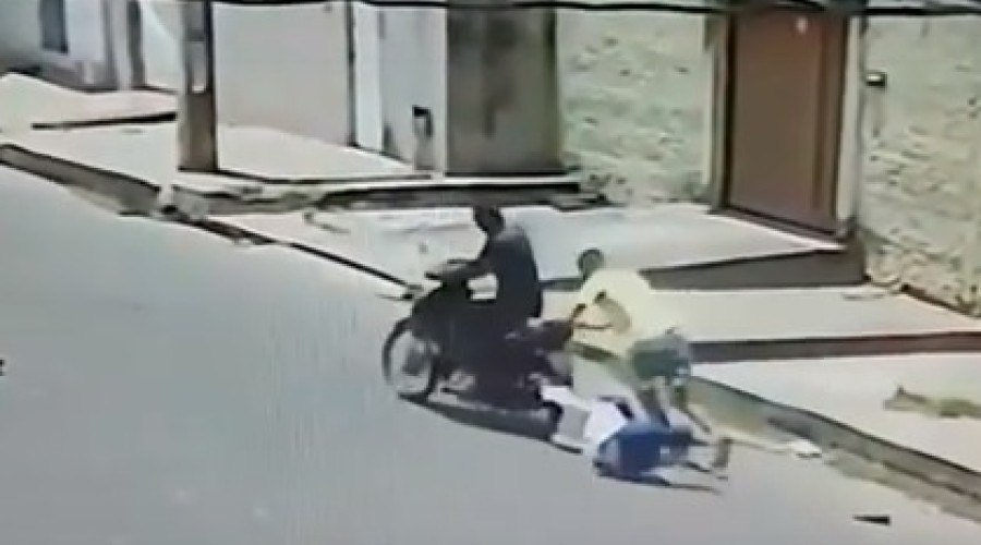 Dupla 'agride e arrasta' mulher durante roubo de moto na zona Norte; veja vídeo