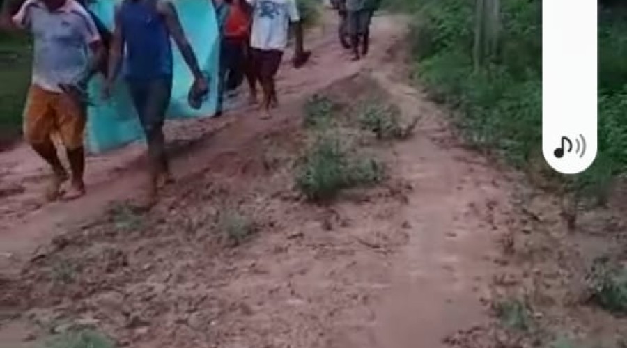 VÍDEO/MARANHÃO: na chuva, mulher é transportada em rede em busca de atendimento médico