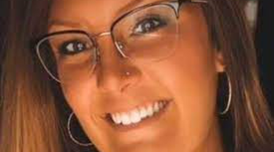 Mulher flagra namorado com outra e deita ao lado deles para dormir