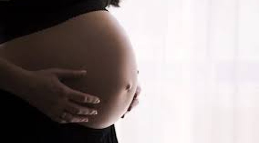 Mais de 17 mil garotas de até 14 anos foram mães em 2021, mostram dados do SUS