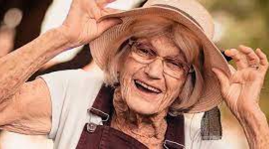 Como chegar aos 100 anos? Aos 99, escritora dá receita da longevidade