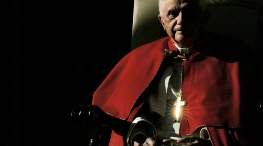 Bento XVI em estado grave, mas estável, afirma imprensa italiana