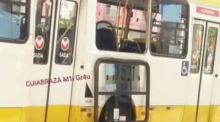 Irritado com motorista, idoso quebra saída de emergência e sai de ônibus pela janela