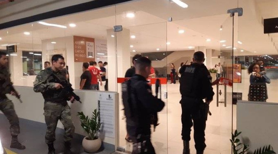 Assista ao Víde: Assaltantes invadem shopping e roubam cofre de cinema, em São Luís