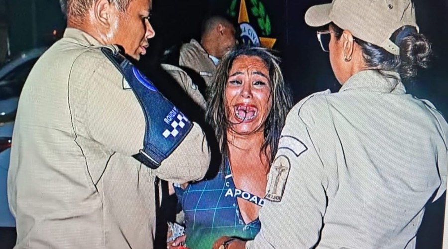 Mulher é presa após atacar pessoas com mordidas em camarote no Sambódromo, diz Guarda Municipal