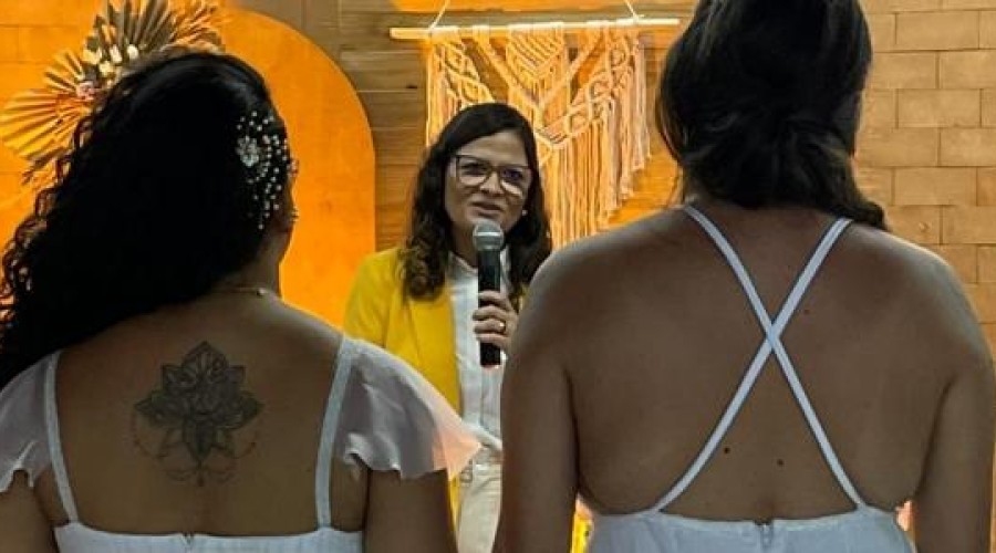 Em ato histórico, pastora batista casa duas mulheres: 