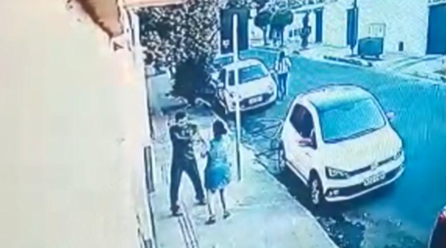 Imagens fortes - Assista ao Vídeo: Mulher é morta pelo ex na frente da escola das filhas; imagens fortes