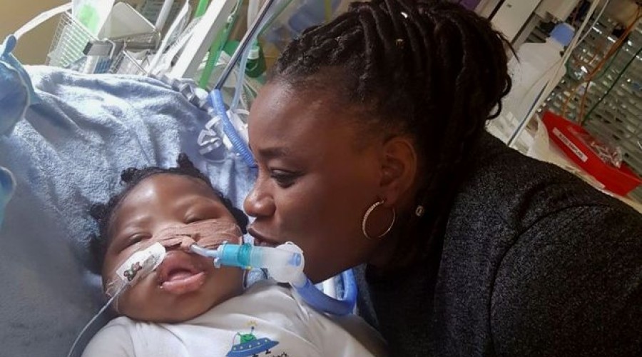 “Somente Deus pode tirar a vida dele”, diz mãe que luta para não desligarem os aparelhos médicos