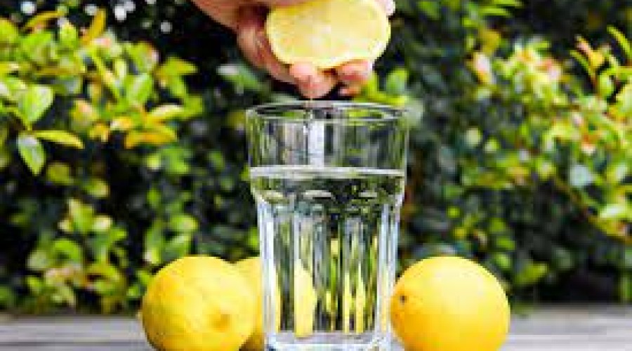 Água com limão: saiba vantagens do consumo para a saúde