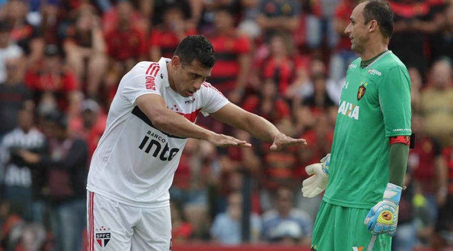 D. Souza não comemora gol contra o Sport e é ovacionado por torcedores