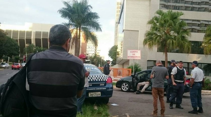Homem é encontrado morto dentro de carro no centro de Brasília