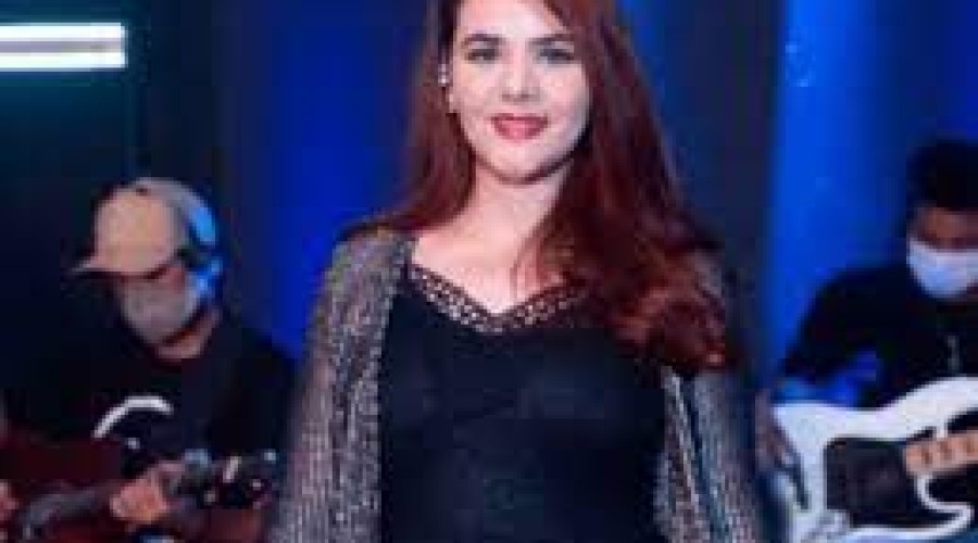 Quem é cantora em coma há 400 dias após dar à luz com covid...