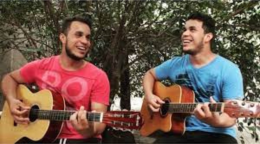 Gêmeos idênticos que não se conheciam, se aproximaram após seguir páginas em comum na internet