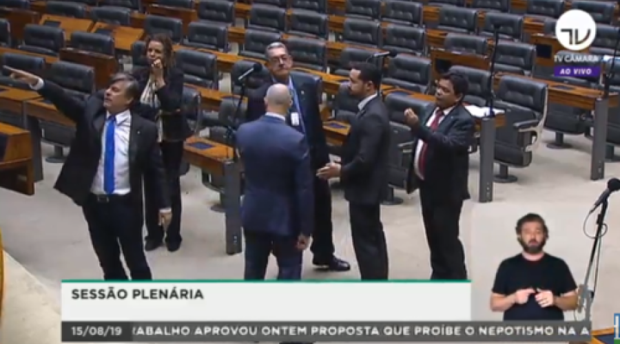 VÍDEO! Jerry esculhamba deputado, e segurança impede briga em plenário