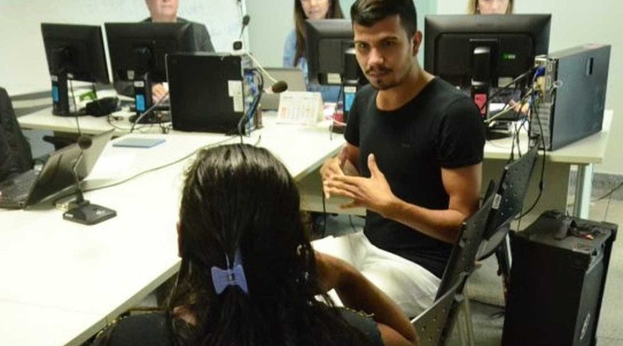 Surda usa tradutor de Libras para revelar agressões e exploração sexual