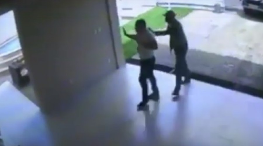 Criminosos fazem família refém durante assalto