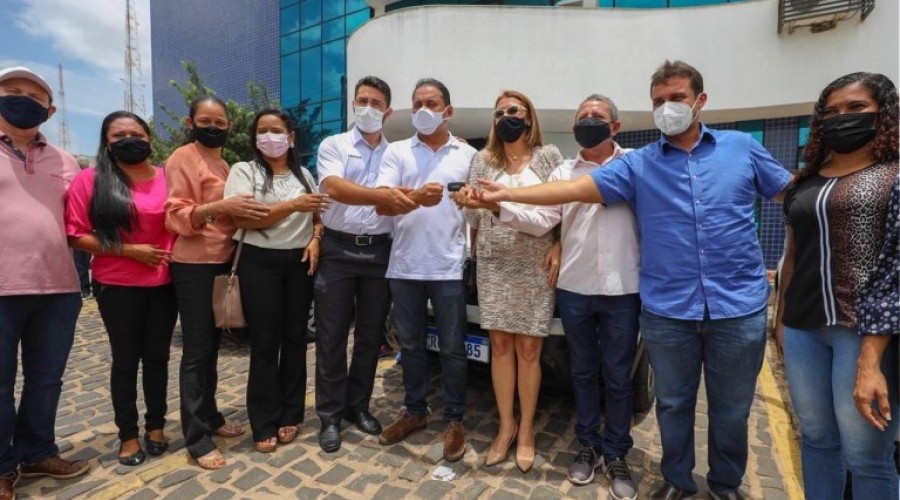 Em Caxias, Weverton entrega veículos para Conselhos Tutelares da região
