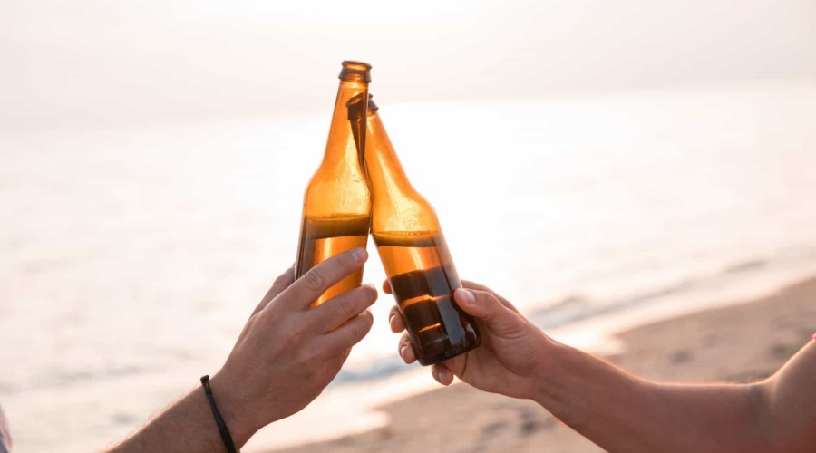 Podemos beber vinho numa dieta 'low-carb'. E cerveja?
