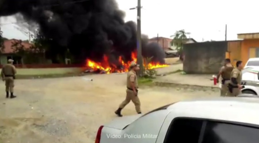 Helicóptero sequestrado cai em Joinville (SC)