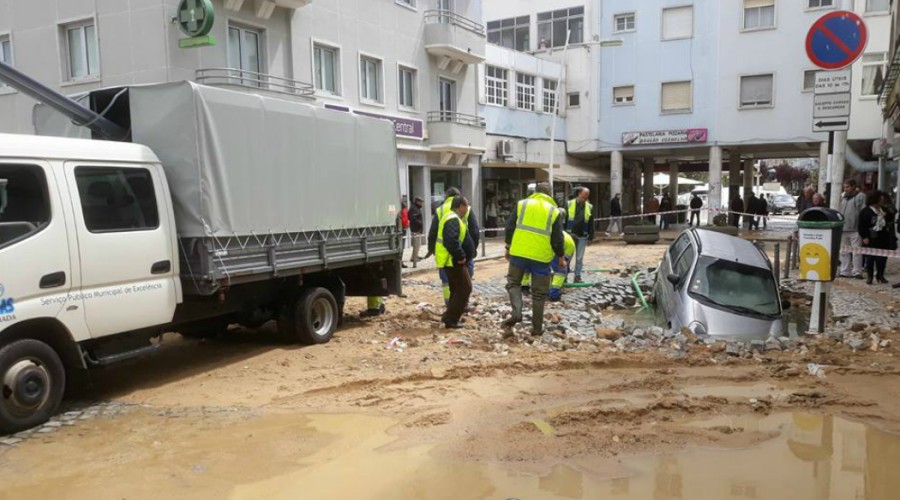 Cratera causada por rotura em conduta engole carro em Almada