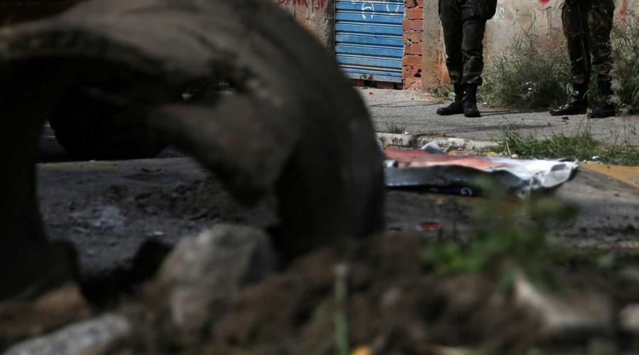 Tráfico volta a erguer barricadas após saída de Exército da favela