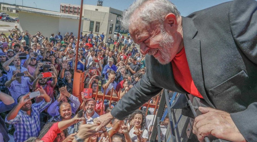 Caravana de Lula é atacada com pedras e ovos em Santa Catarina