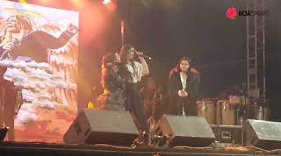 Assista o Vídeo: Fã divide palco com Maiara e Maraisa para homenagear Marília Mendonça: 'Eterna Estrelinha'