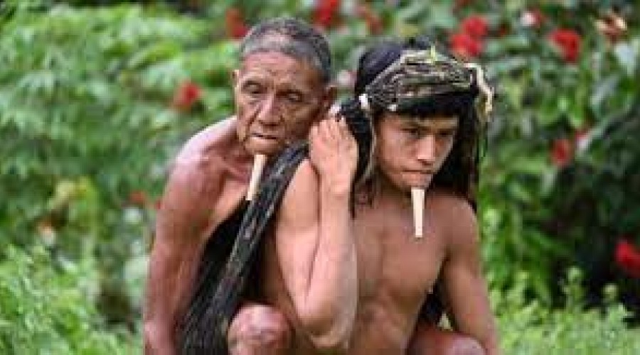 Indígena carrega o pai por 6 horas para ele tomar vacina contra Covid