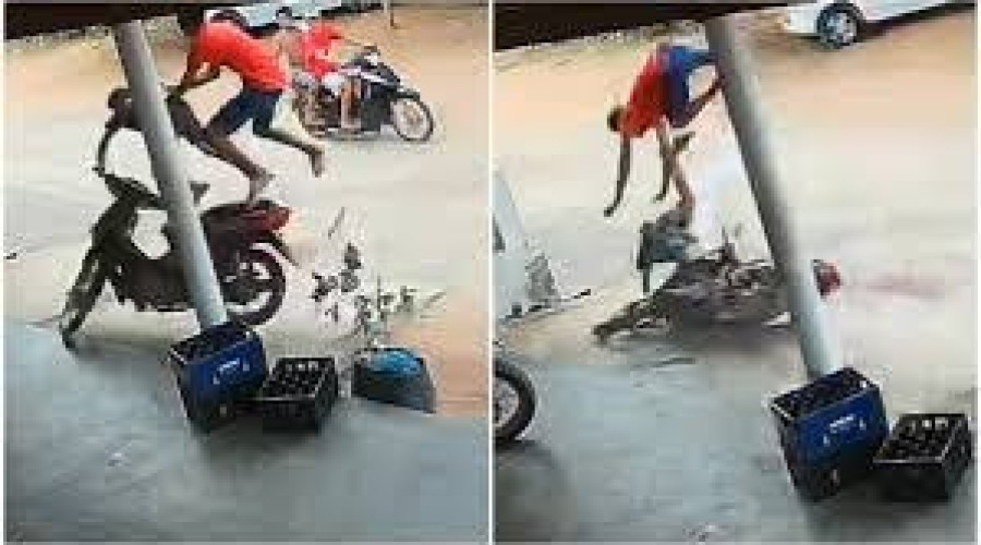 Criança de 9 anos pilota moto com adolescente na garupa e os dois 