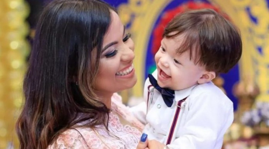 Momento dramático: enquanto mãe entra numa loja, ladrões furtam seu carro com o bebê dentro