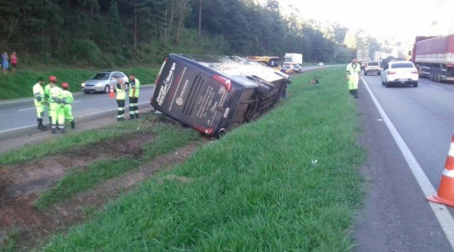 ASSISTA AO VÍDEO: Ônibus de dupla sertaneja capota em estrada de São Paulo e deixa quatro vítimas