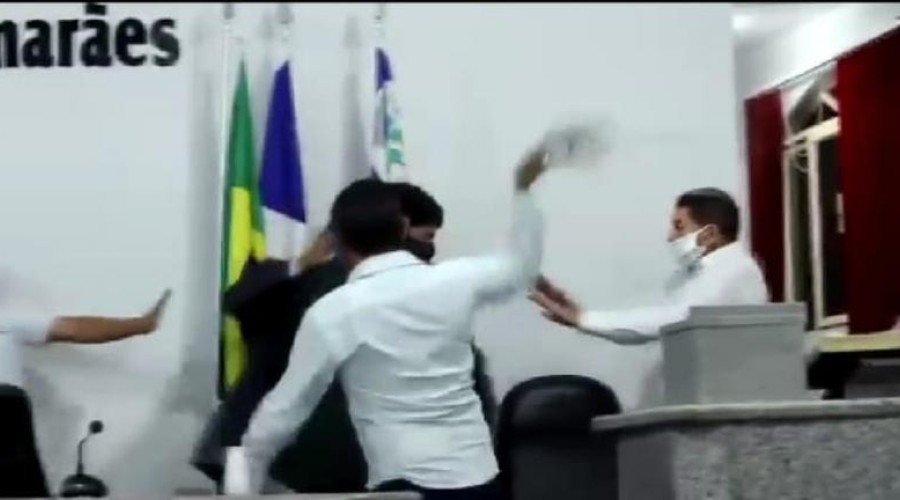 Assista ao Vídeo: Vereador agride colega com jarra de vidro durante sessão