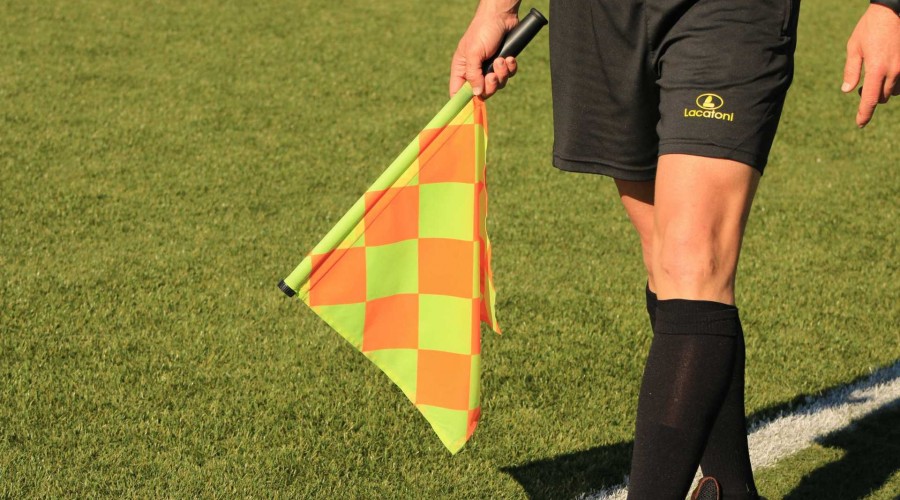 Técnico é preso após espancar árbitro durante partida de futebol