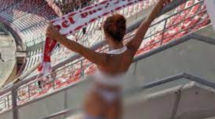 Mulher posa só de calcinha em estádio e é investigada pela polícia