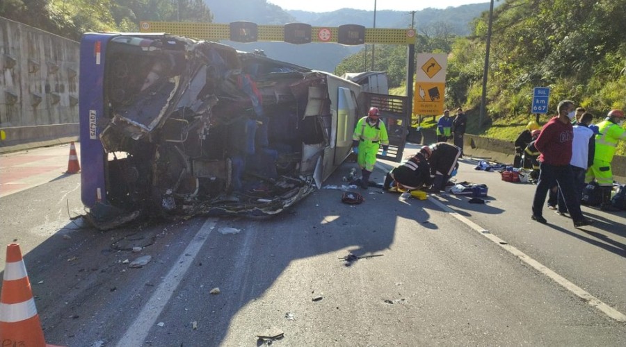 Assista os Vídeos: Ônibus com time do Umuarama Futsal tomba, mata duas pessoas e fere 20 na BR-376