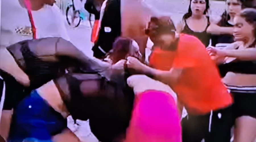 Viralizou: Mulher Deixa A Amante Do Marido Seminua Com Ajuda De Grupo De Amigas