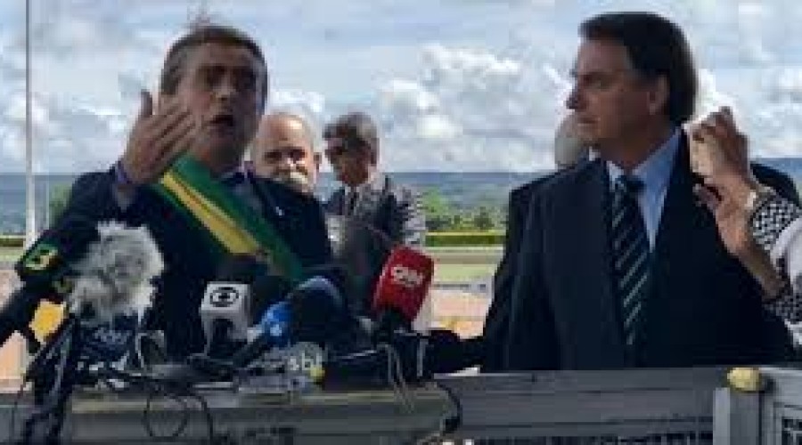 Bolsonaro ignora jornalistas e escala humorista para falar sobre PIB