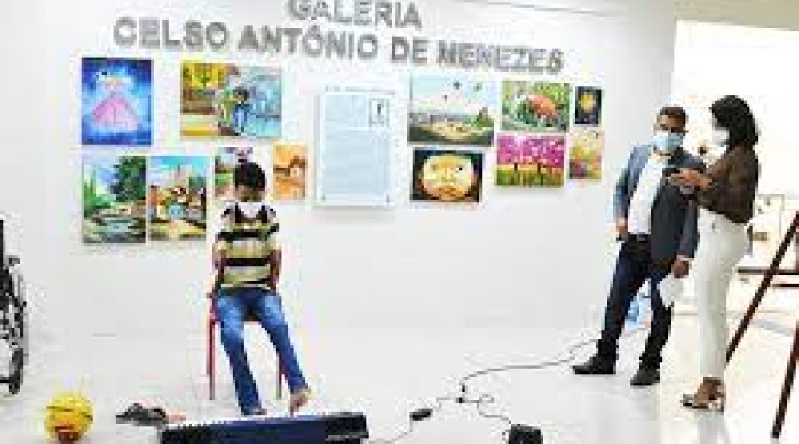 Veja seus quadros: Artista que pinta com os pés e a boca faz exposição em