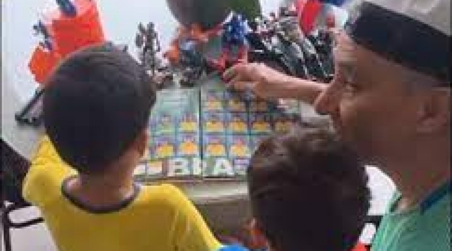 Tite 'confirma' 3 convocados enquanto brinca com os netos e o álbum da Copa