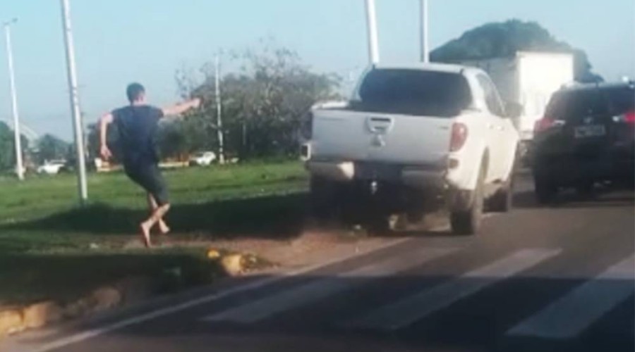 ASSISTA AO VÍDEO  -  Motorista é assassinado a tiros em semáforo em rodovia do CE
