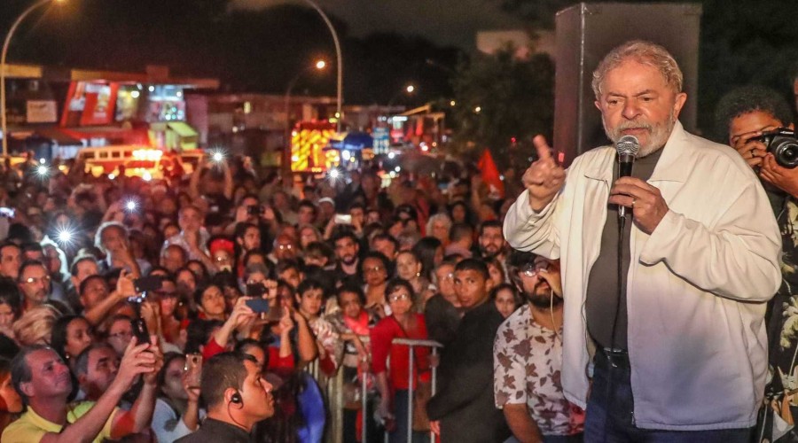 Às vésperas de julgamento, Lula ataca presidente do TRF-4 em ato no RJ 