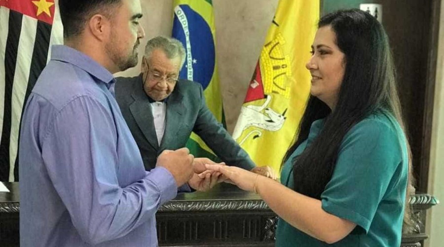 Os noivos que oficializaram o relacionamento no cartório do bairro Brigadeiro Tobias, em Sorocaba (SP), foram surpreendidos com um 