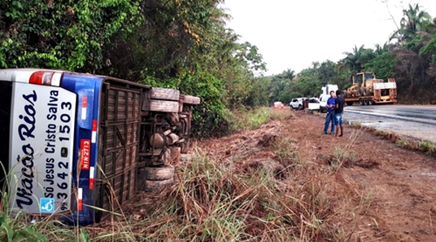 Pedreiras: Ônibus da viação Rios tombou na Br-316....