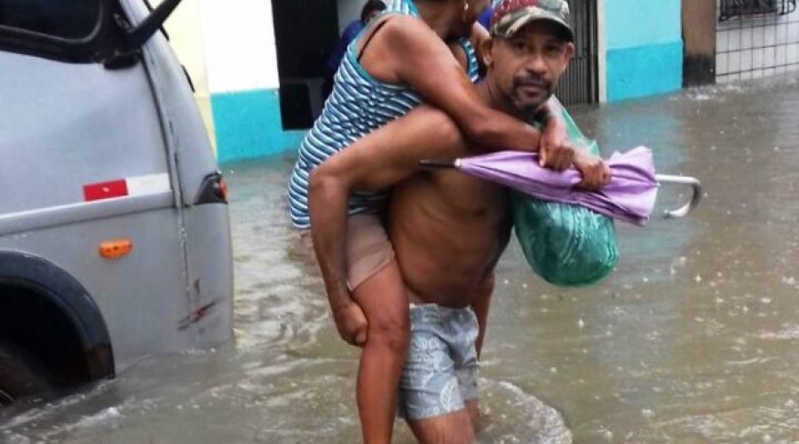 Chuva alaga Centro de São Luís e causa transtorno no trânsito