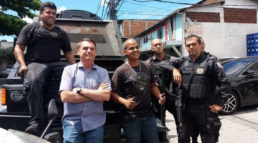 Em campanha, Bolsonaro vai à Cidade de Deus