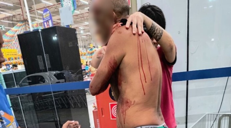 Vídeo: Homem é esfaqueado dentro do Assaí em São Luís