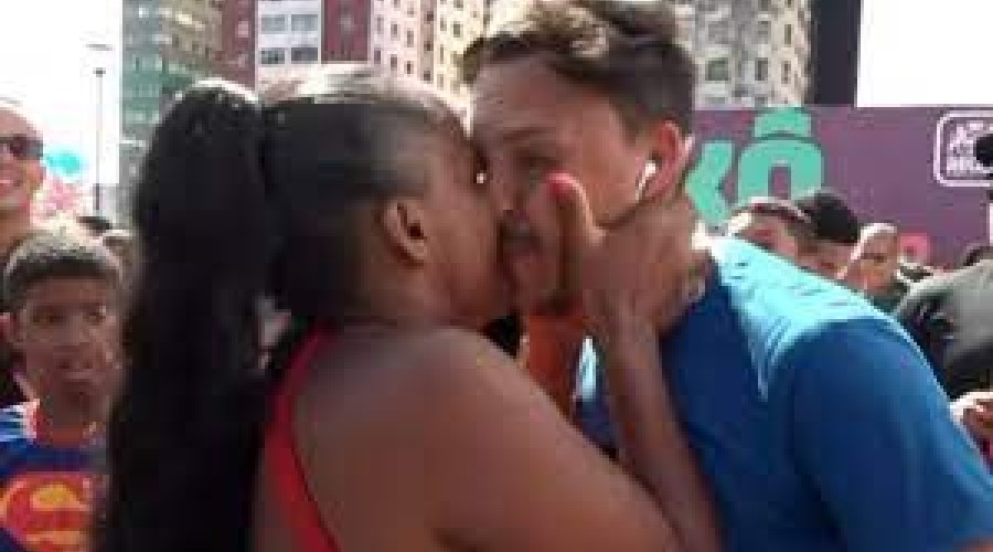 Vídeo: Repórter beijado “a força” no Carnaval diz que não foi assédio
